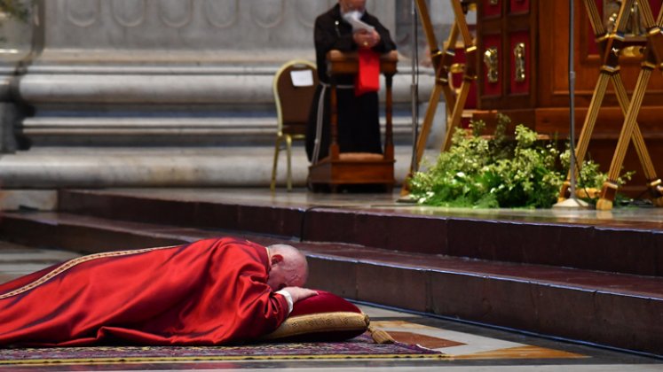 El papa Francisco oró unos minutos por la Pasión de Cristo. / Foto AFP