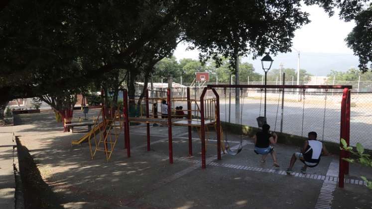 Niños y jóvenes disfrutan de la amplia atracción que ofrecen las canchas y parques del barrio.