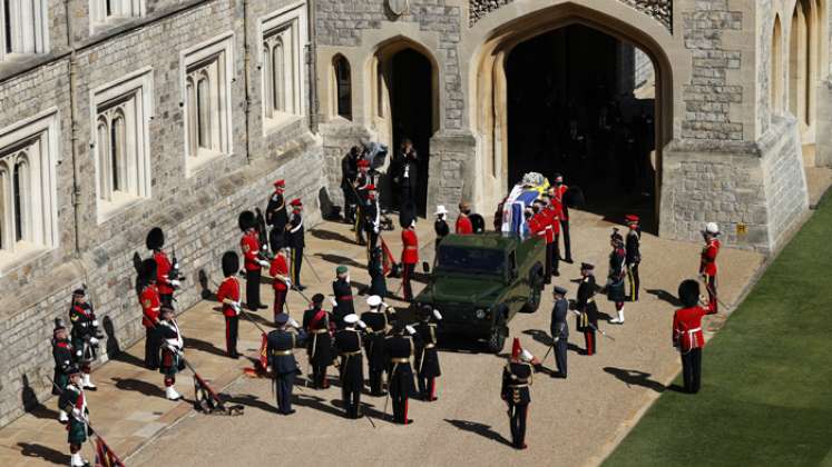 El ataúd del príncipe Felipe de Gran Bretaña, duque de Edimburgo, se coloca en un Land Rover Defender modificado en el cuadrilátero antes de la procesión fúnebre ceremonial a la Capilla de San Jorge en el Castillo de Windsor, al oeste de Londres. / Foto: AFP