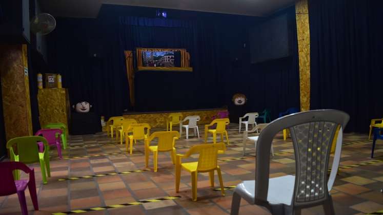 A grandes rasgos se muestra el teatro del recinto, con normas de seguridad respetando el distanciamiento social