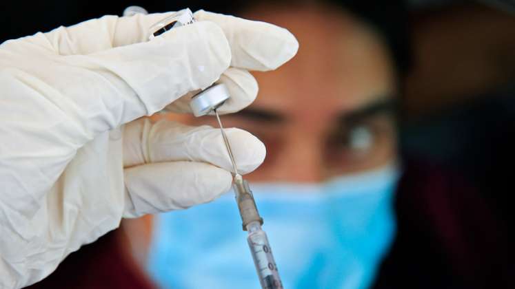 La variante sudafricana es capaz, en cierta medida, de franquear la protección de la vacuna, según los expertos. / Foto: AFP
