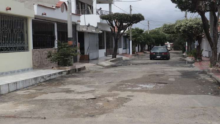 El arreglo de calles continúa siendo una necesidad urgente. / Fotos Luis Alfredo Estévez / La Opinión.