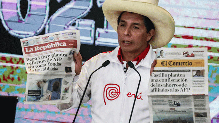 El candidato presidencial peruano, el socialista Pedro Castillo, muestra los titulares de los periódicos durante el último debate con su oponente Keiko Fujimori. / Foto AFP 