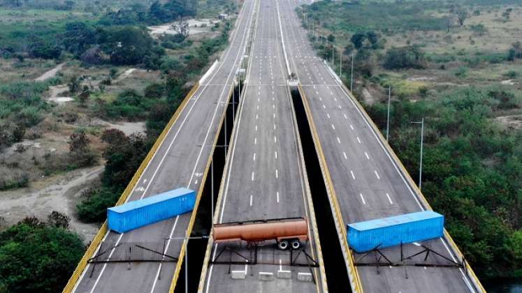 En febrero de 2019, el gobierno venezolano bloqueó el paso con contenedores. /Foto Archivo La Opinión