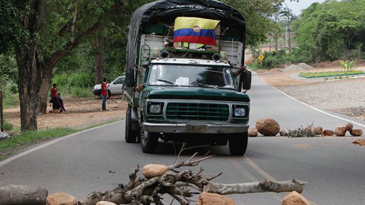 Ayer fueron levantadas nuevamente las barricadas, en los puntos de bloqueo, para dejar ingresar vehículos de carga y aprovisionar al Catatumbo. / Fotos Alfredo Estévez / La Opinión 