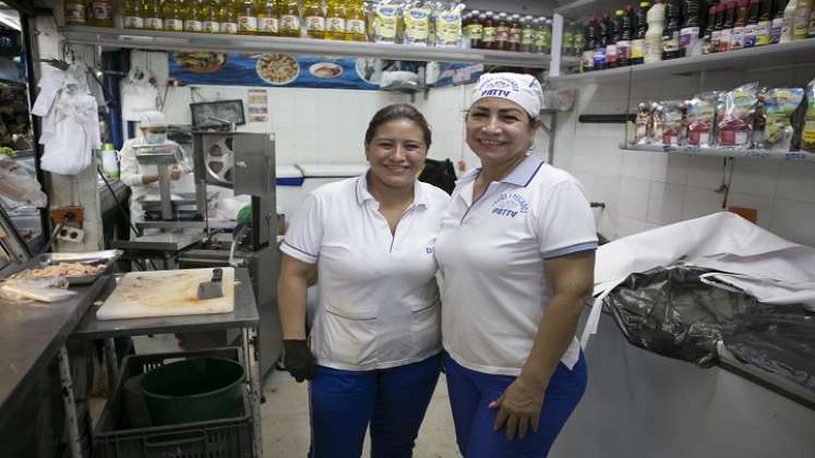 Patricia y Daineline son madre e hija que comparten su tiempo laboral en Cenabastos. /Fotos: Juan Pablo Cohen/La Opinión.