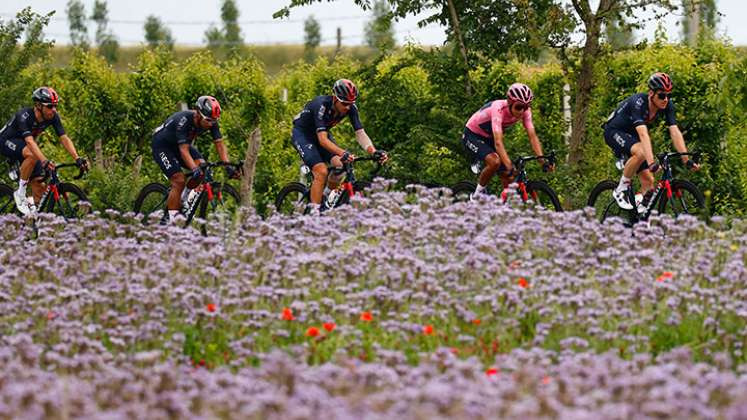Egan Bernal se amaña con la maglia rosa en el Giro de Italia. 