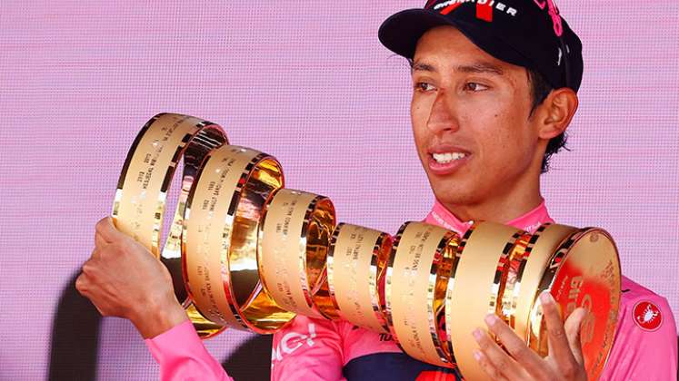 Egan Bernal alza el trofeo del Giro de Italia 2021. 