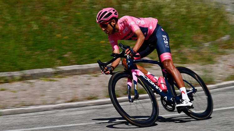 Egan Bernal conservó el liderato del Giro de Italia al término de la etapa 10. 