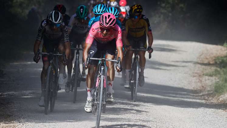 Egan Bernal sigue de liderando el Giro de Italia 2021. 