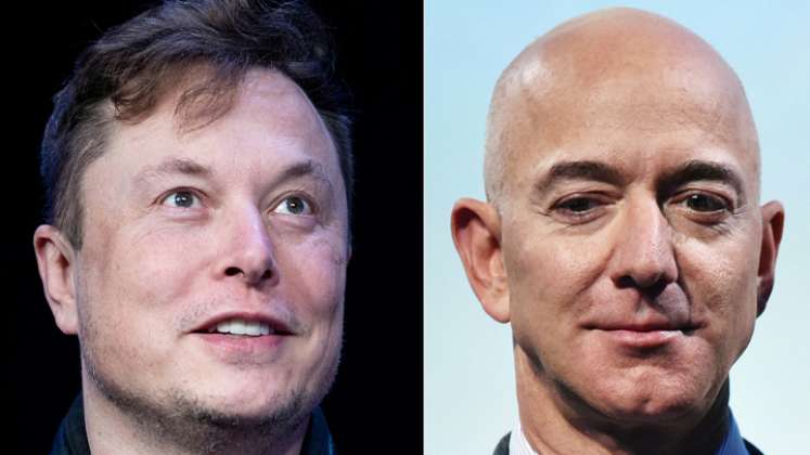 Jeff Bezo (derecha) fundador del grupo Blue Origin, es el hombre más rico del mundo con 202.000 millones de dólares, mientras que Elon Musk (derecha), el excéntrico patrón de Tesla y SpaceX, ocupa la tercera posición con 167.000 millones de dólares, según Forbes. / Foto: AFP