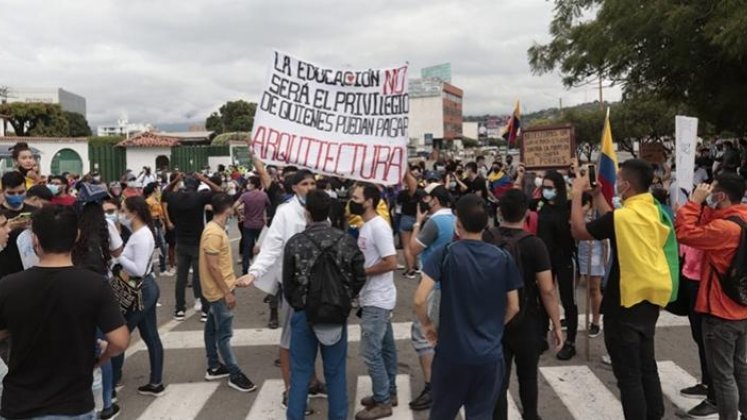 Estudiantes protestan pacíficamente contra la Reforma Tributaria. /Foto: La Opinión.