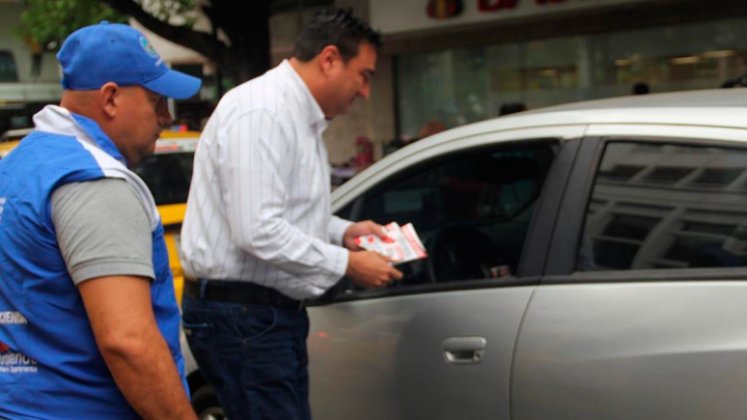 El secretario de Hacienda, Oscar Gerardino, reparte aquí información relacionada sobre las alternativas que hay para el pago del impuesto automotor.