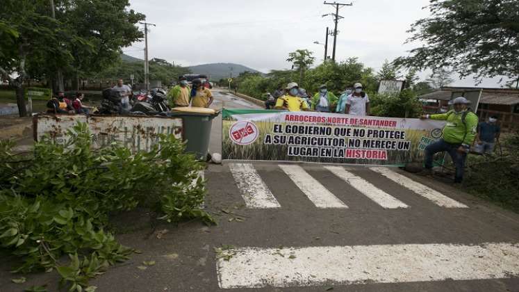 Los campesinos bloquearon la vía Puerto Santander. / Juan Pablo Cohen/ La Opinión 