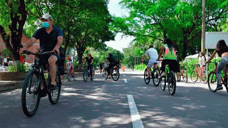 Los paseos en bicicleta son una buena opción para disfrutar en familia. / Foto archivo / La Opinión  