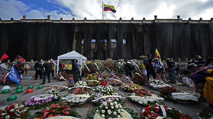 Vista de coronas en honor a personas asesinadas durante protestas contra el gobierno colocadas frente al edificio del Congreso