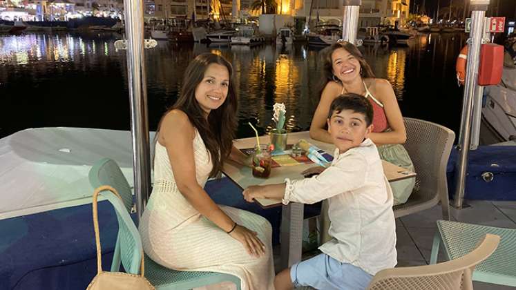 Paola Andrea  de 20 años y Santiago de 9, comparten gran parte de su tiempo con sus padres.