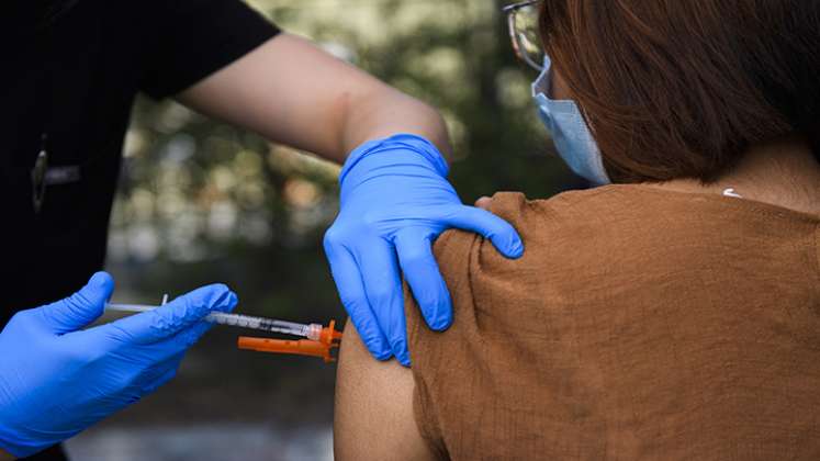 El uso de la mascarilla, aún en vacunados, sigue recomendándose en Estados Unidos.
