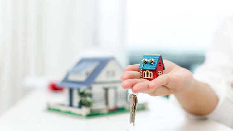 La compra de vivienda a través de un crédito hipotecario o leasing, incluye el contrato de pago de un seguro. Revisar las cláusulas y coberturas, será primordial.