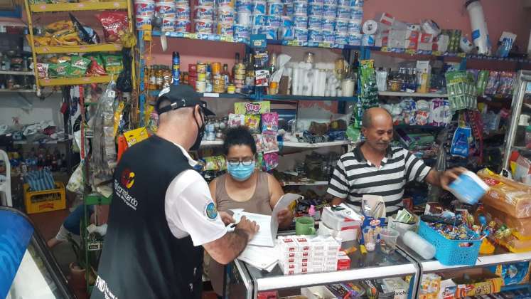 Hacienda Departamental adelanta visitas a los negocios para orientar en la compra de licores y cigarrillos legales./Foto Cortesía