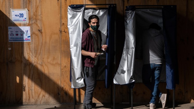 La elección se realizó el sábado y el domingo para evitar contagios por la COVID-19, lo que según expertos pudo influir en esta menor afluencia de votantes. / Foto: AFP