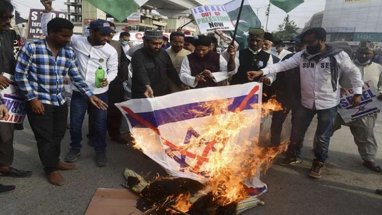 Los manifestantes queman una efigie del primer ministro israelí, Benjamin Netanyahu, mientras participan en una manifestación en apoyo de Palestina durante una manifestación de protesta contra Israel en Karachi el 17 de mayo de 2021./Foto: AFP