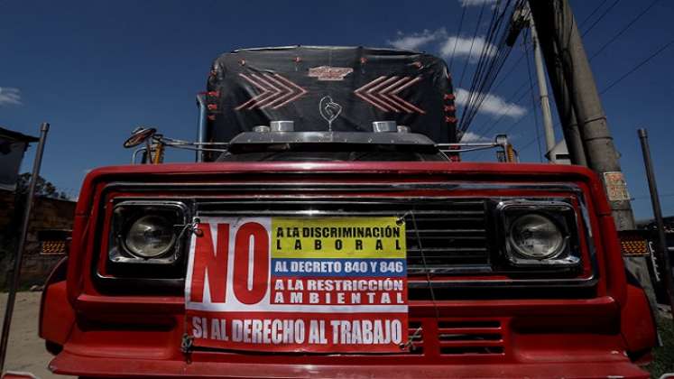 En distintos vías de la capital del país se presentan bloqueos por parta del los transportadores para protestar en contra del decreto 840 y 846. (Colprensa - Diego Pineda)