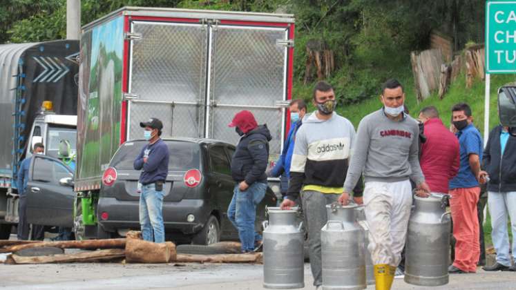 En Urimaco, entre Cúcuta y El Zulia, un grupos de camioneros mantiene el cierre vial como apoyo al paro. / Foto: La Opinión