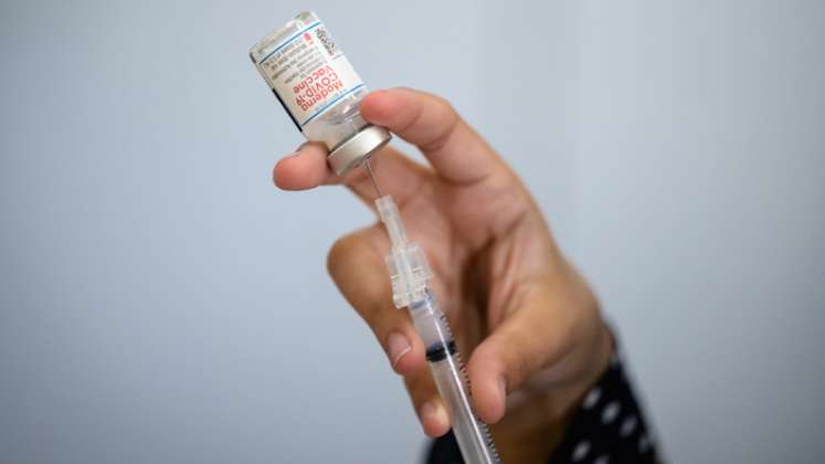  Los anticuerpos de la vacuna son levemente más débiles contra las variantes pero no tanto como para pensar que afectan la protección de las vacunas, según los investigadores. / Foto: AFP