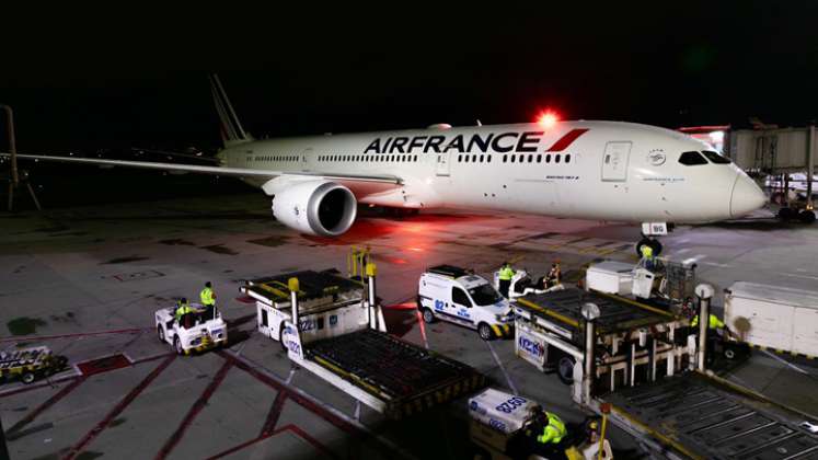 Las vacunas arribaron al Aeropuerto El Dorado de Bogotá a bordo del vuelo AF428 de la compañía Air France, que realizó la ruta de París a Bogotá. / Foto: Colprensa