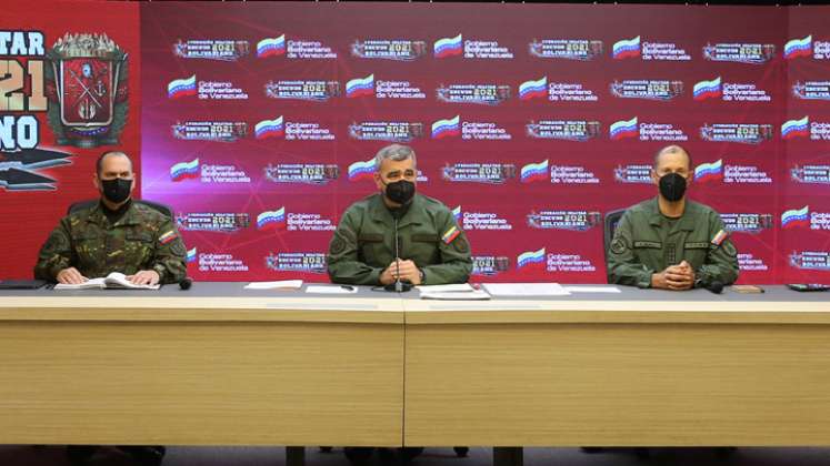 El ministro de Defensa, Vladimir Padrino López, leyó un comunicado en una transmisión televisada, confirmando la denuncia de Fundaredes: / Foto: AFP