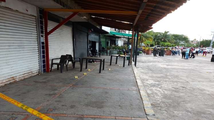 El ataque ocurrió mientras las víctimas tomaban cerveza alrededor de algunos bares en La Parada.