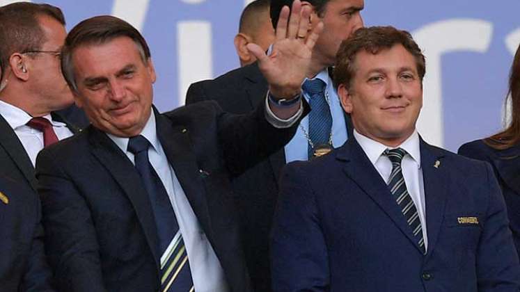 El presidente de Brasil Jair Bolsonaro (izquierda), y su gabinete aprobaron la organización de la Copa América 2021.