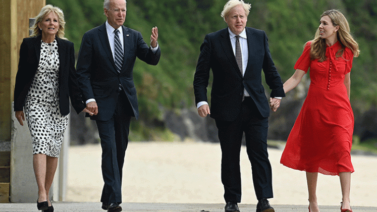 El primer ministro británico Boris Johnson y su esposa Carrie, caminan junto al presidente estadounidense Joe Biden y su esposa Jill Biden, antes de la reunión bilateral en Carbis Bay. / Foto AFP