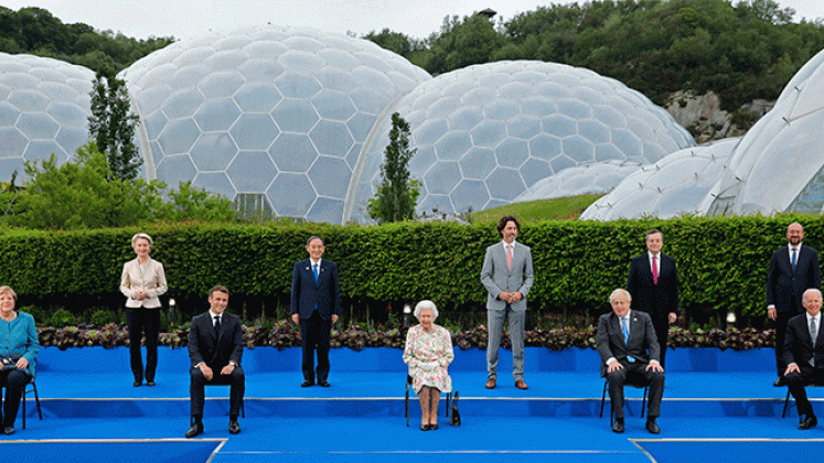 La reina Isabel II de Gran Bretaña, junto a  los presidentes y primeros ministros que participan en la cumbre del G7, que se cumple en Londres. / Foto AFP
