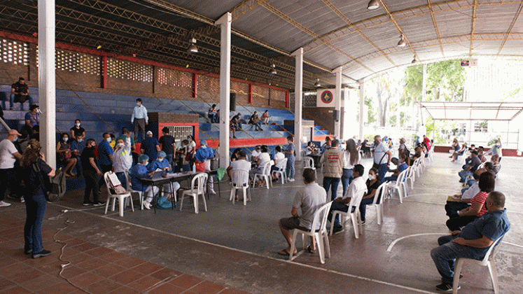 En el colegio Sagrado Corazón de Jesús se cumplen jornadas de vacunación contra el coronavirus impulsadas por la alcaldía de Cúcuta. // Foto Juan Pablo Cohen