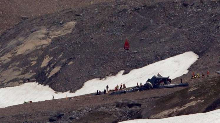 Cinco personas murieron al estrellarse un planeador y una avioneta en los Alpes suizos./Foto:LaVanguardia