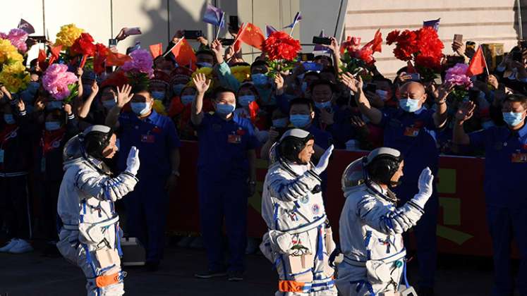 Los chinos están emosionados con su nueva misión espacial.