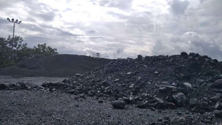 Algunas toneladas de carbón permanecen desde hace seis años en los patios de depósito, esperando ser llevadas a puerto./Foto: La Opinión