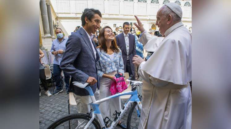 El campeón del Giro de Italia, el colombiano Egan Bernal, obsequió este miércoles una emblemática bicicleta al papa Francisco./FOTO:AFP