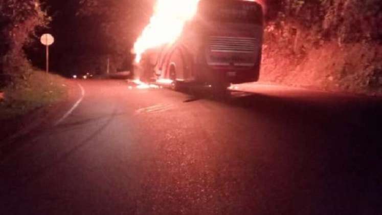   Los guerrilleros del Eln quemaron ocho vehículos en Puerto Valdivia. FOTO: El Colombiano