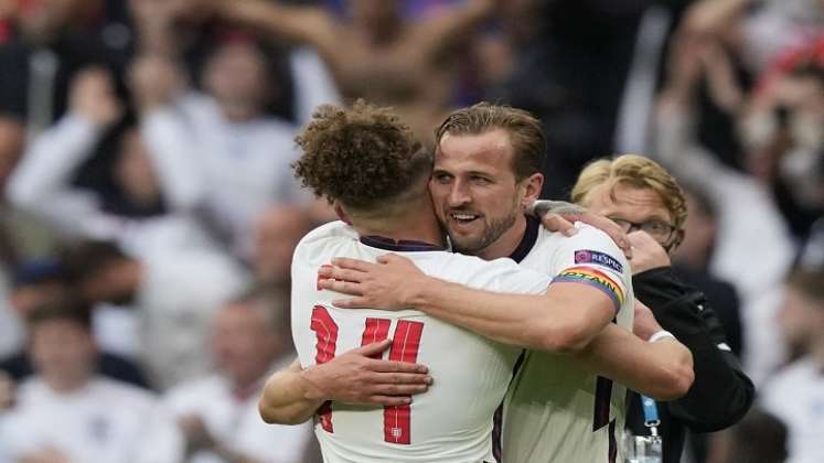 El mediocampista Kalvin Phillips y el delantero de Inglaterra Harry Kane se abrazan mientras celebran su victoria al final del partido de fútbol./Foto: AFP