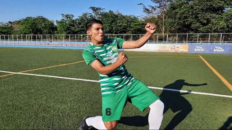 Enderson Contreras con orgullo le celebra los goles de sus partidos a su pueblo Durania. / Foto: Cortesía
