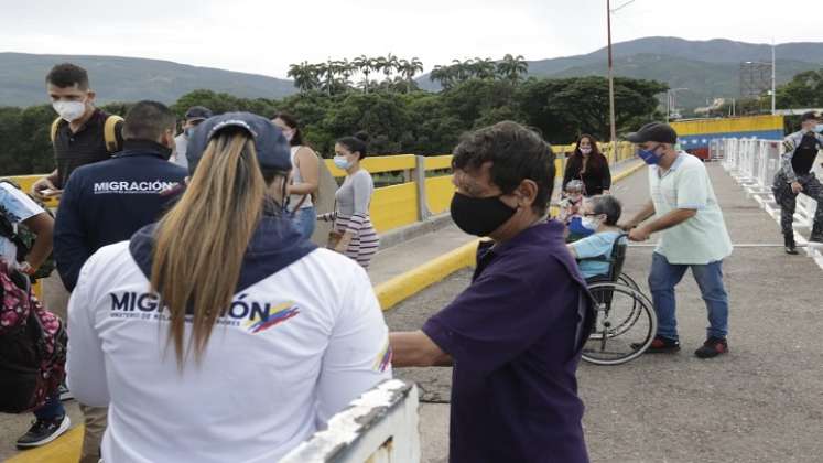 Migración Colombia verifica que los peatones cumplan con el 'pico y cédula' para el ingreso al país./Foto: Alfredo Estévez - La Opinión