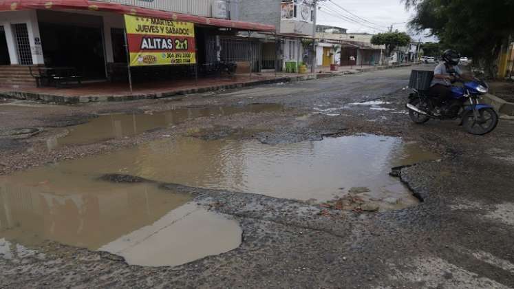 Con las lluvias de los últimos días, las calles se han deteriorado más. / Luis Alfredo Estévez/ La Opinión