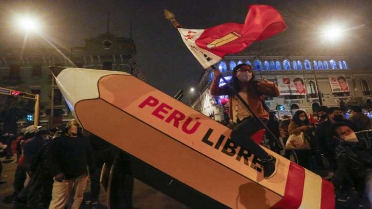 Un partidario del candidato presidencial de izquierda Pedro Castillo de Perú Libre monta un lápiz, el símbolo de su campaña, durante un mitin en el centro de Lima el 12 de junio de 2021./Foto: AFP