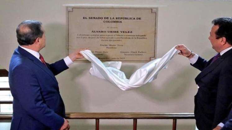 La placa a Uribe que Ernesto Macías inauguró en el Senado