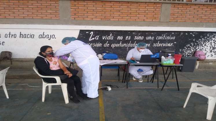 En la sede Galán empezaron a vacunar a los maestros de Pamplona./ Roberto Ospino/ La Opinión 