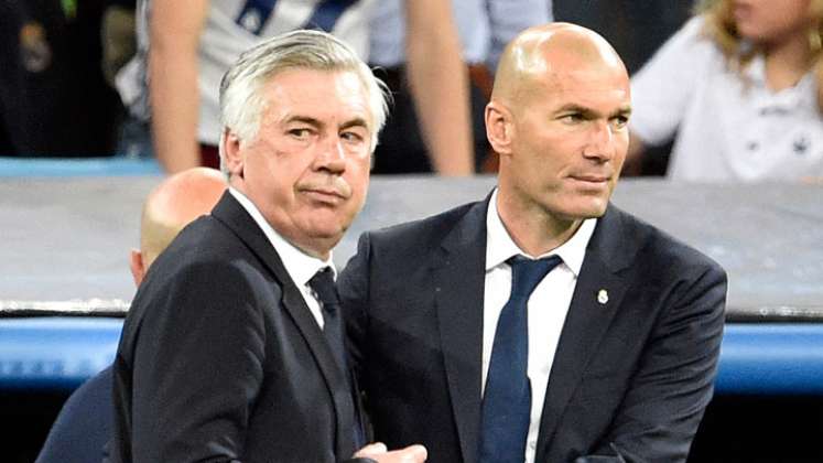 Carlo Ancelotti (izquierda) sustituye al saliente técnico del Real Madrid, Zinedine Zidane (derecha). / Foto: AFP