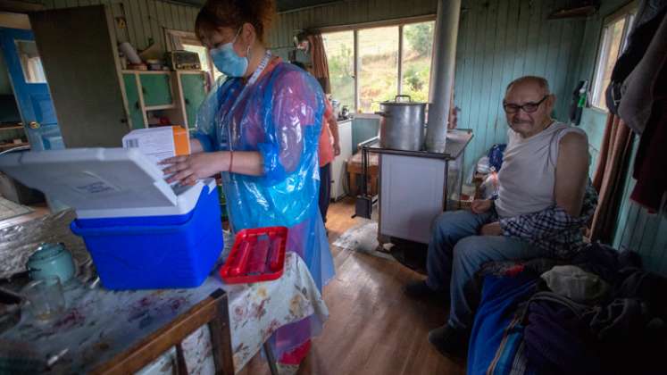 La enfermera Ximena Ampuero vacuna contra la COVID-19 en la isla de Chiloé, a unos 1.230 km al sur de Santiago/ Foto: AFP